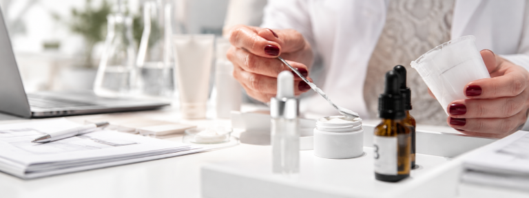 Técnica de I+D evaluando una muestra cosmética durante el desarrollo de una fórmula.