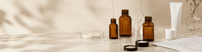 Técnica de laboratorio desarrollando una fórmula cosmética para un proyecto de marca propia