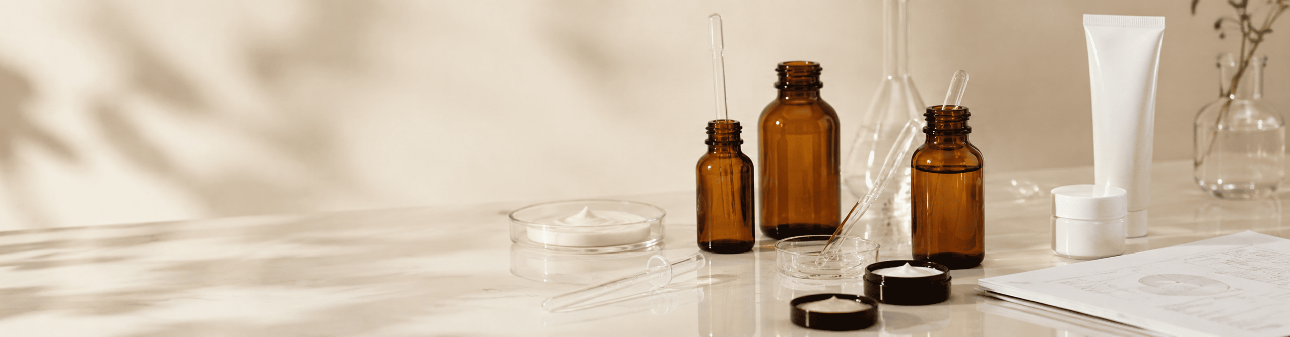 Técnica de laboratorio desarrollando una fórmula cosmética para un proyecto de marca propia